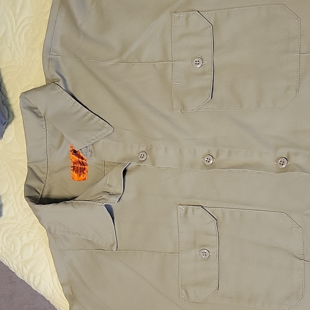 RED KAP MEN'S WORK SHIRT WITH MILITARY PLEATS PROFESSIONALLY SEWN IN SIZE XL